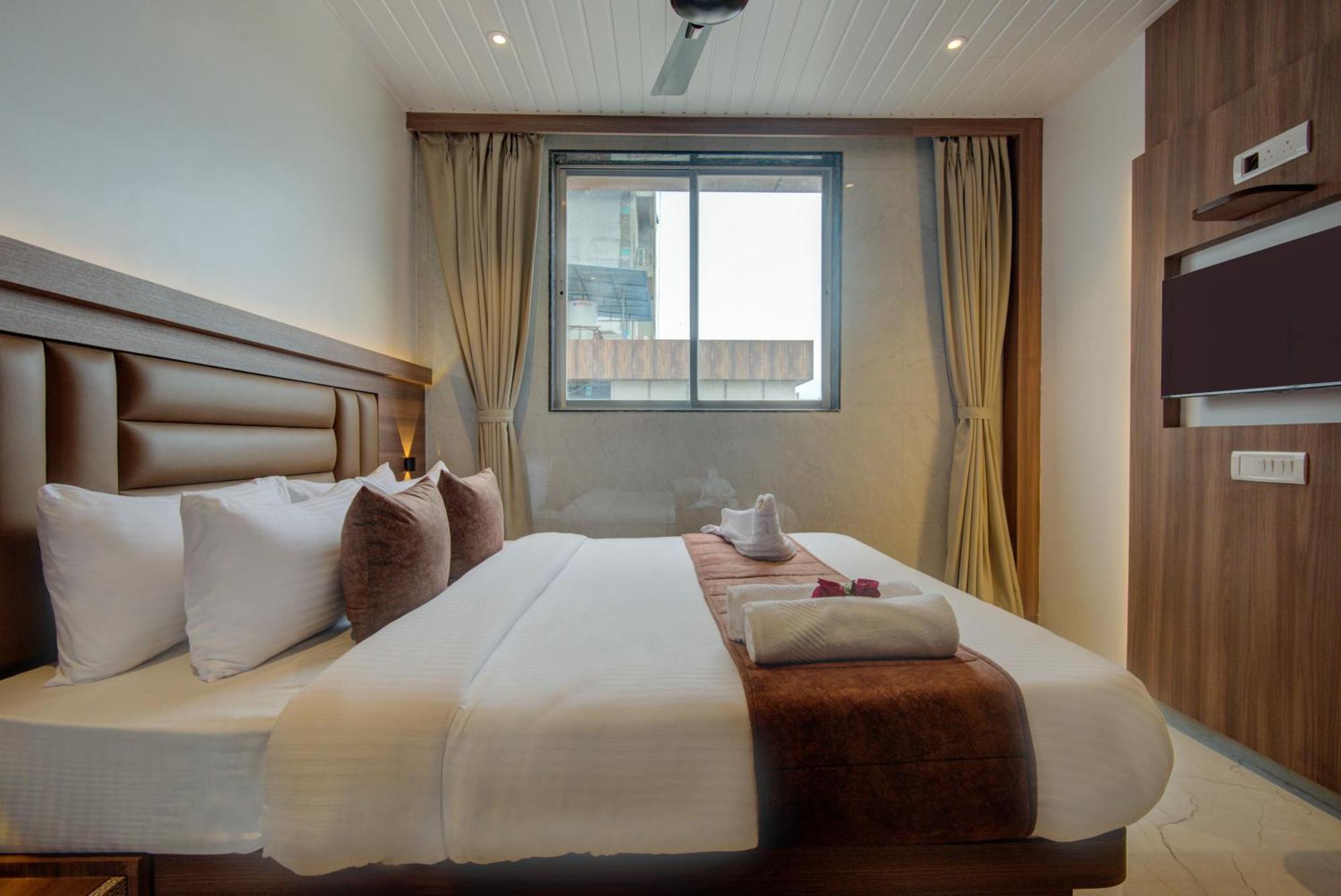 Hotel Galaxy Inn Нави Мумбай Екстериор снимка