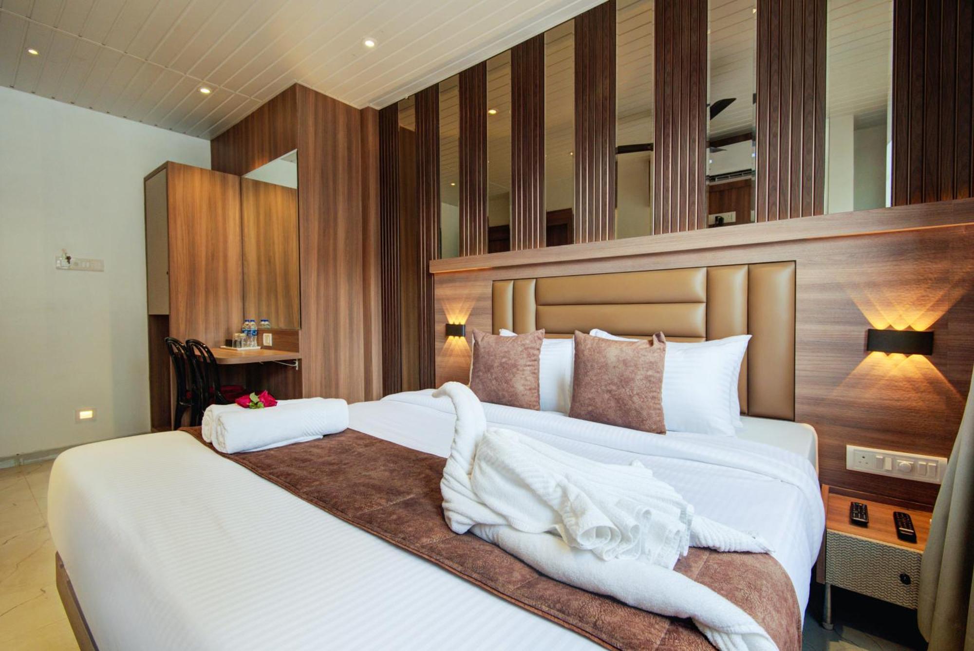 Hotel Galaxy Inn Нави Мумбай Екстериор снимка