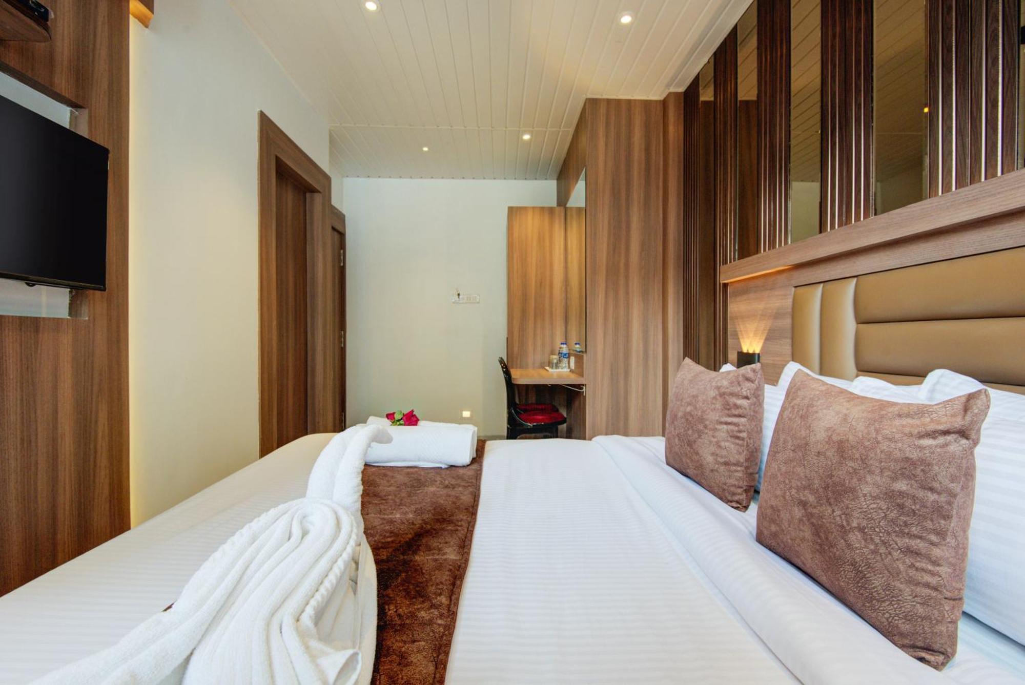 Hotel Galaxy Inn Нави Мумбай Екстериор снимка
