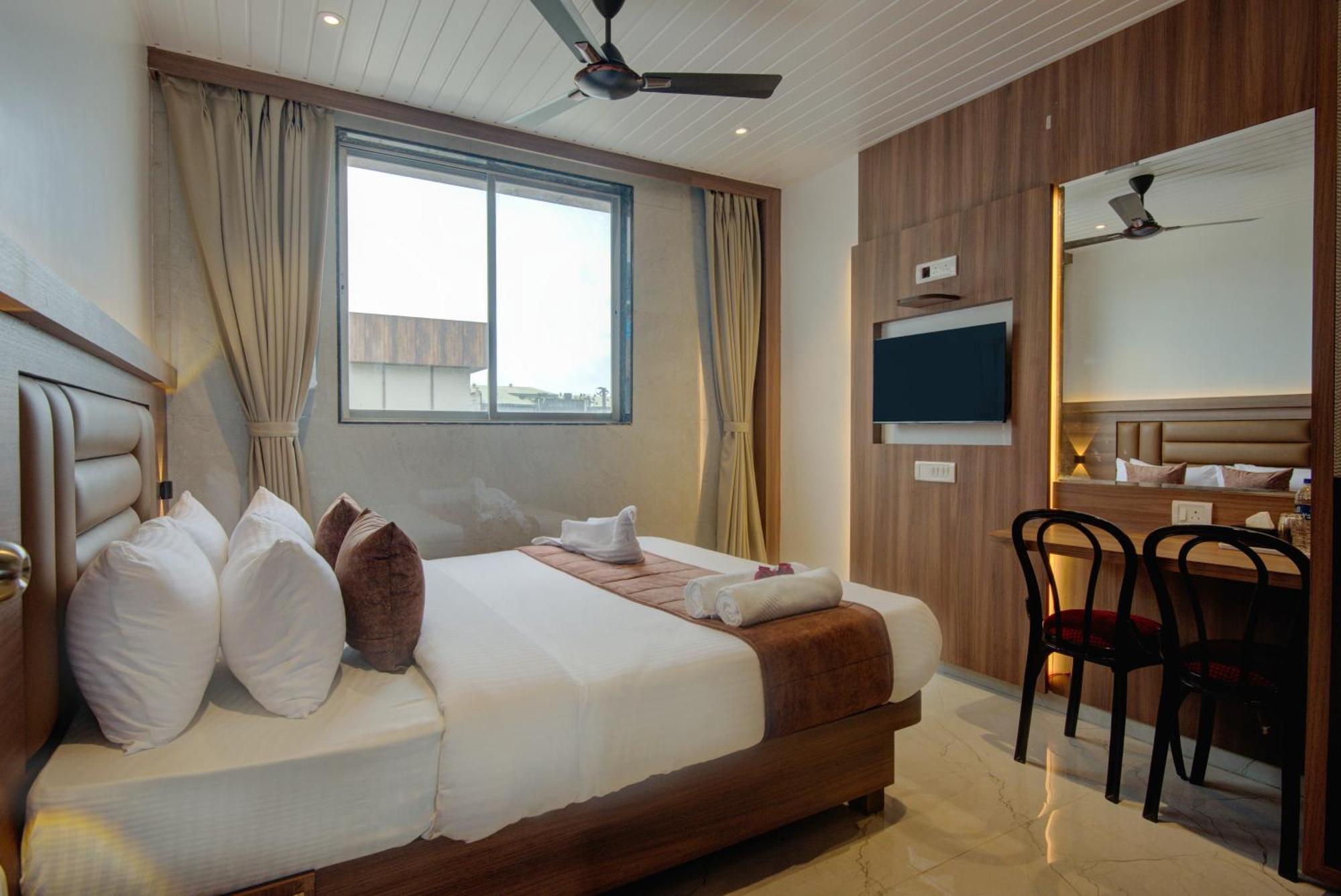 Hotel Galaxy Inn Нави Мумбай Екстериор снимка