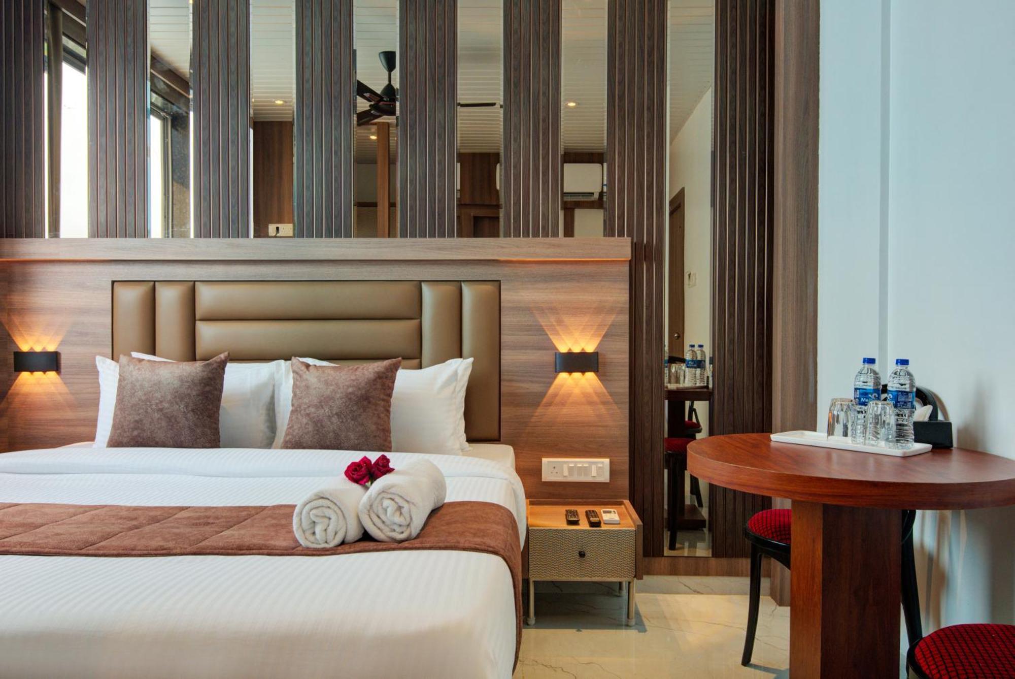 Hotel Galaxy Inn Нави Мумбай Екстериор снимка