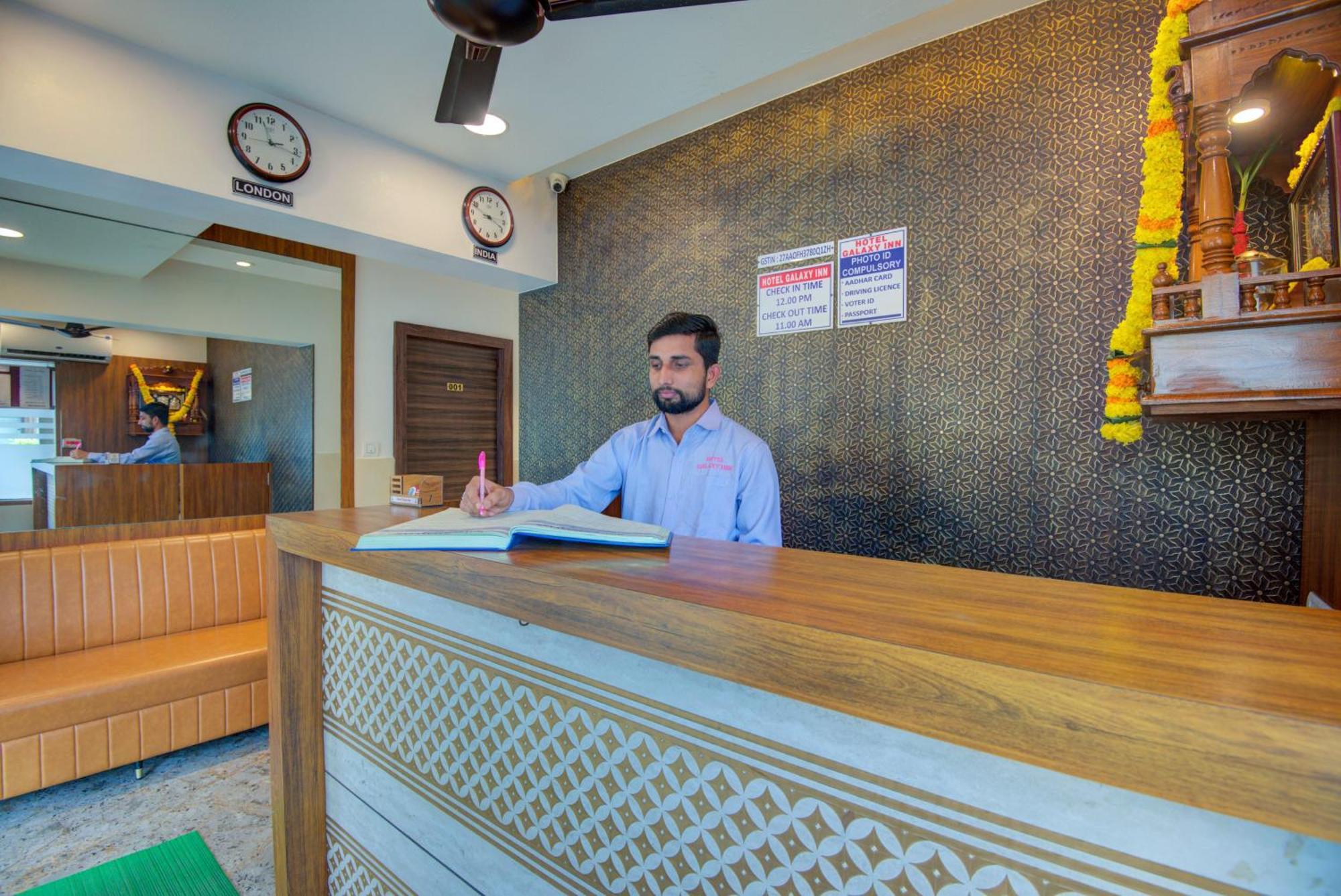 Hotel Galaxy Inn Нави Мумбай Екстериор снимка