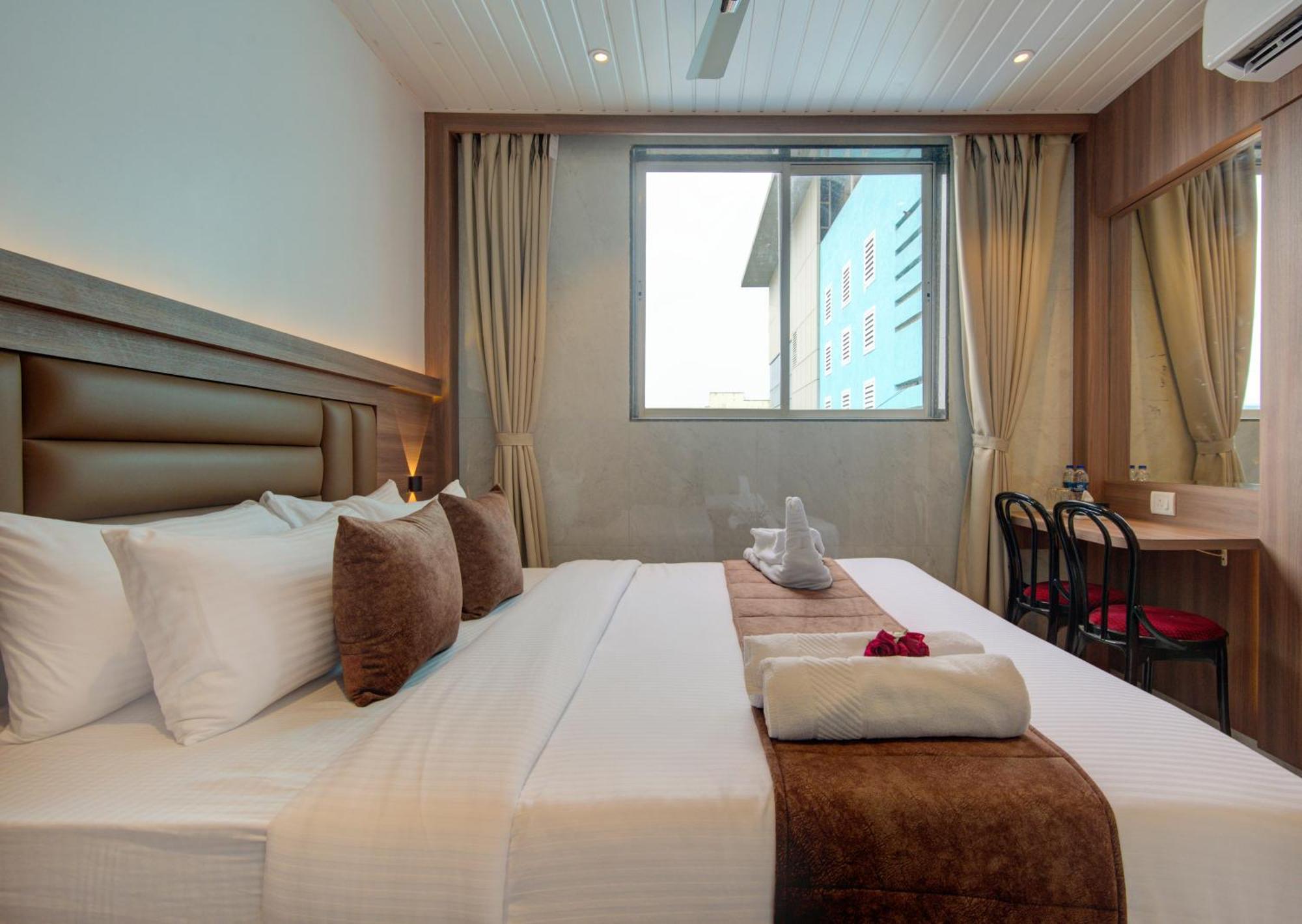 Hotel Galaxy Inn Нави Мумбай Екстериор снимка