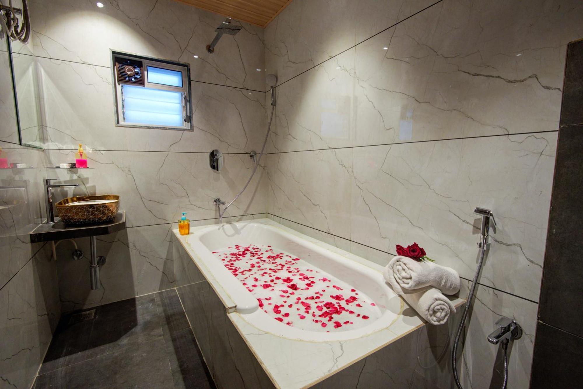 Hotel Galaxy Inn Нави Мумбай Екстериор снимка